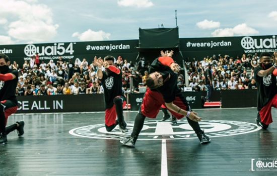 Break Dancers Crew Hip-Hop