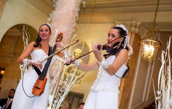 Violonistes sur échasses