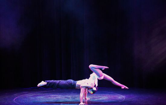 Duo d'acrobates main à main