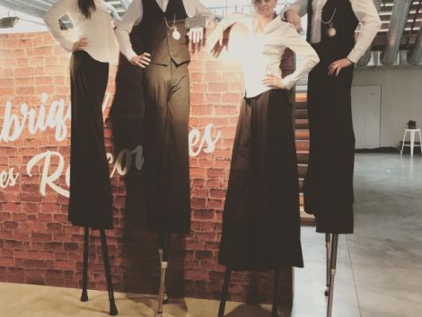 Nos magnifiques et talentueux Echassiers @104paris aujourd’hui ! 👍🏻👏🏻 #marquezlesesprits #eventpros #oscartentertainmentgroup #deambulation #stiltwalkers...