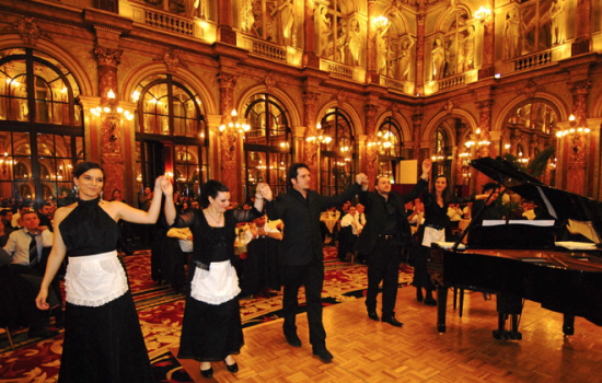 Chanteurs d'opéra en faux serveurs