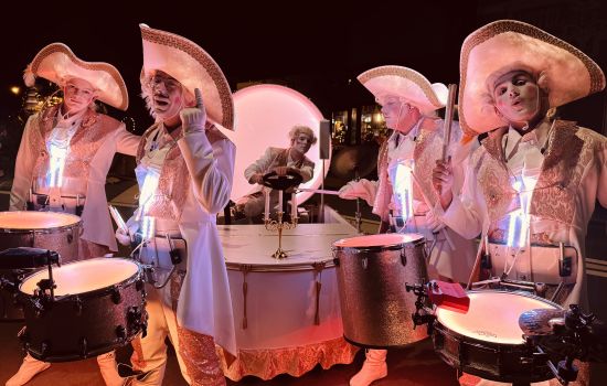 Percussionnistes lumineux baroques 