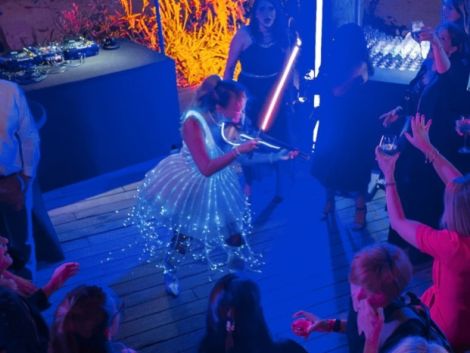 La soirée se poursuit avec une violoniste LED, qui revisite de grandes mélodies lyriques avec son violon électro, apportant une touche spectaculaire et...